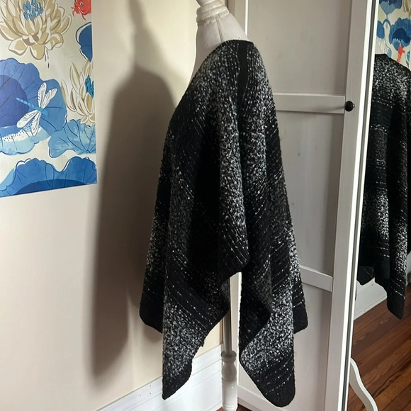 Woolrich Black/White/Gray Woven Soft and Warm Wrap - One Size - Picture 4 of 6